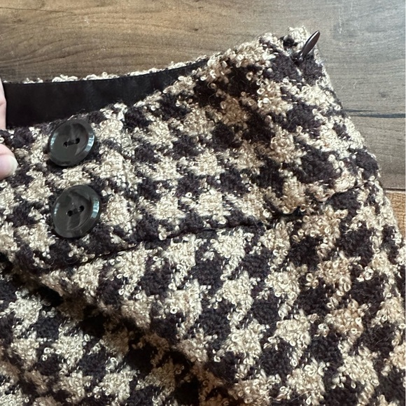 Ann Taylor Houndstooth Mini Skirt with Button Detail – Size 6 - Picture 3 of 5